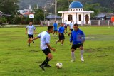 Pasops Satgas rimpac 2018 Kolonel Laut (P) Andri Kristianto (kanan) berusaha merebut bola saat berlatih sepak bola di Lapangan Mako Lantamal X Jayapura, Papua (8/6). Latihan tersebut sebagai persiapan, untuk mengikuti pertandingan sepak bola persahabatan antar negara perserta Rim Of The Pacific 2018 di Hawaii, Amerika Serikat. Antara Jatim/Budi Candra Setya/zk/18.