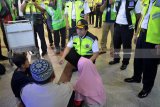 Direktur Jenderal Perhubungan Udara Kementerian Perhubungan Agus Santoso (tengah) berbincang dengan pemudik seusai melakukan ramp check di Bandara Internasional Juanda, Sidoarjo, Jawa Timur, Rabu (13/6). Ramp check tersebut bertujuan untuk memastikan pesawat-pesawat yang dipakai maskapai penerbangan dalam keadaan laik terbang dan memenuhi standar keselamatan, keamanan dan kenyamanan penerbangan. Antara Jatim/Umarul Faruq/zk/18