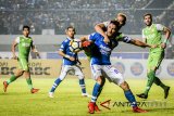 Pesepak bola Persib Bandung Jonathan Bauman (kedua kanan) berebut bola dengan pesepak bola Bhayangkara Jajang Mulyana (ketiga kanan) saat menjalani laga lanjutan Liga 1 di Stadion Gelora Bandung Lautan Api (GBLA), Bandung, Jawa Barat, Kamis (31/5). Bhayangkara FC berhasil mengalahkan tuan rumah Persib Bandung dengan skor 0-1. ANTARA JABAR/Raisan Al Farisi/agr/18