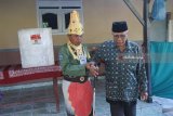 Petugas Kelompok Penyelenggara Pemungutan Suara (KPPS) berkostum 