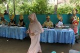 Petugas Kelompok Penyelenggara Pemungutan Suara (KPPS) berkostum 