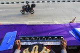 Petugas menghitung kendaraan yang melintas di Jembatan Timbang, Losarang, Indramayu, Jawa Barat, Jumat (8/6). Pada H-7 lebaran volume kendaraan mudik yang melintas di jalur pantura mulai mengalami peningkatan. ANTARA JABAR/Dedhez Anggara/agr/18.
