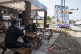 Warga berada di posko ngopi gratis jalur Selatan Nagreg, Kabupaten Bandung, Jawa Barat, Minggu (10/6). Pemerintah Kabupaten Bandung menyediakan posko ngopi gratis bagi para pemudik yang melintasi jalur Nagreg sebagai upaya membantu mengembalikan kondisi pemudik apabila kelelahan saat melakukan perjalanan ke kampung halamannya. ANTARA JABAR/M Agung Rajasa/agr/18.
