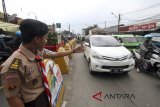 Anggota pramuka mengatur lalu lintas di jalur mudik Ciawi-Sukabumi , Bogor, Jawa Barat, Selasa (12/6). Selain polisi, sejumlah relawan dari beberapa unsur seperti Pramuka, PMI, Dinas Kesehatan ikut membantu kelancaran lalu lintas pada arus mudik 2018. ANTARA JABAR/Yulius Satria Wijaya/agr/18.
