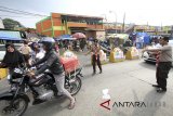 Anggota pramuka mengatur lalu lintas di jalur mudik Ciawi-Sukabumi , Bogor, Jawa Barat, Selasa (12/6). Selain polisi, sejumlah relawan dari beberapa unsur seperti Pramuka, PMI, Dinas Kesehatan ikut membantu kelancaran lalu lintas pada arus mudik 2018. ANTARA JABAR/Yulius Satria Wijaya/agr/18.
