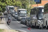 Antrian kendaraan pemudik di ruas jalan Limbangan, Kabupaten Garut, Jawa Barat, Selasa (12/6). Kementerian Perhubungan memperkirakan jumlah pemudik tahun ini yang migrasi dari Jakarta ke berbagai daerah menjelang Lebaran sebanyak 31,55 juta orang dengan menggunakan berbagai moda transportasi dan dari data tersebut sekitar 68 persen atau 22,9 juta pemudik menuju berbagai daerah di Jawa serta sisanya ke wilayah, Sumatera, Kalimantan, Sulawesi. ANTARA JABAR/M Agung Rajasa/agr/18.