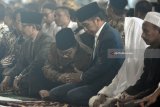 Presiden Joko Widodo (kedua kanan) berjabat tangan dengan Gubernur Jawa Timur Soekarwo (keempat kanan) disela-sela melaksanakan ibadah shalat Jumat di Masjid Nasional Al-Akbar Surabaya, Jawa Timur, Jumat (22/6). Kegiatan tersebut salah satu rangkaian dari kunjungan kerja Presiden Joko Widodo di  Jawa Timur yakni peluncuran Pajak Penghasilan (PPh) final usaha mikro, kecil dan menengah (UMKM) 0,5 persen dan peresmian ruasjalan tol Gempol-Rembang, Pasuruan Jawa Timur. Antara jatim/M Risyal Hidayat/zk/18