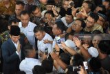 Warga berusaha menyalami Presiden Joko Widodo (kiri) usai melaksanakan ibadah shalat Jumat di Masjid Nasional Al-Akbar Surabaya, Jawa Timur, Jumat (22/6). Kegiatan tersebut salah satu rangkaian dari kunjungan kerja Presiden Joko Widodo di  Jawa Timur yakni peluncuran Pajak Penghasilan (PPh) final usaha mikro, kecil dan menengah (UMKM) 0,5 persen dan peresmian ruasjalan tol Gempol-Rembang, Pasuruan Jawa Timur. Antara Jatim/M Risyal Hidayat/zk/18