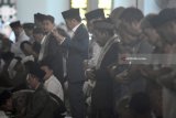 Presiden Joko Widodo (tengah) melaksanakan shalat sunnah ba'diyah usai ibadah shalat Jumat di Masjid Nasional Al-Akbar Surabaya, Jawa Timur, Jumat (22/6). Kegiatan tersebut salah satu rangkaian dari kunjungan kerja Presiden Joko Widodo di  Jawa Timur yakni peluncuran Pajak Penghasilan (PPh) final usaha mikro, kecil dan menengah (UMKM) 0,5 persen dan peresmian ruasjalan tol Gempol-Rembang, Pasuruan Jawa Timur. Antara Jatim/M Risyal Hidayat/zk/18