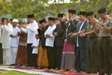 Presiden Joko Widodo (keempat kanan), Menteri Agama Lukman Hakim Saefuddin (kelima kanan), Mensesneg Pratikno (keenam kanan) dan warga lainnya menunaikan Sholat Idul Fitri 1 Syawal 1439 H berjamaah di Lapangan Astrid Kebun Raya Bogor, Jawa Barat, Jumat (15/6/2018). Presiden Joko Widodo menunaikan Salat Idul Fitri berjamaah bersama masyarakat yang tinggal di sekitar Kota Bogor, Jawa Barat. (ANTARA FOTO/Widodo S Jusuf)