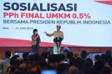 Presiden Joko Widodo (kanan) berdialog dengan pelaku Usaha Mikro, Kecil dan Menengah (UMKM) ketika melakukan sosialisasi kebijakan pajak penghasilan (PPh) final di Sanur, Bali, Sabtu (23/6). Sosialisasi pemangkasan PPh final UMKM dari satu persen menjadi 0,5 persen yang dihadiri ratusan pelaku UMKM tersebut agar pelaku usaha kecil dapat mengembangkan usahanya sehingga mampu berkembang menjadi lebih besar. (ANTARA /Wahyu Putro A)