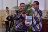 Presiden Joko Widodo (kanan) menerima Laporan Hasil Pemeriksaan (LHP) atas Laporan Keuangan Pemerintah Pusat (LKPP) Tahun 2017 dari Ketua Badan Pemeriksa Keuangan (BPK) Moermahadi Soerja Djanegara (kiri) di Istana Negara, Jakarta, Senin (4/6/2018). BPK memberikan opini Wajar Tanpa Pengecualian (WTP) atas Laporan Keuangan Pemerintah Pusat (LKPP) tahun 2017. (ANTARA FOTO/Puspa Perwitasari) 