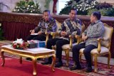 Presiden Joko Widodo (tengah) didampingi Wakil Presiden Jusuf Kalla (kanan) menerima Laporan Hasil Pemeriksaan (LHP) atas Laporan Keuangan Pemerintah Pusat (LKPP) Tahun 2017 dari Ketua Badan Pemeriksa Keuangan (BPK) Moermahadi Soerja Djanegara (kiri) di Istana Negara, Jakarta, Senin (4/6/2018). BPK memberikan opini Wajar Tanpa Pengecualian (WTP) atas Laporan Keuangan Pemerintah Pusat (LKPP) tahun 2017. (ANTARA FOTO/Puspa Perwitasari) 