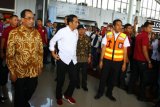 Presiden Joko Widodo (kedua kiri) didampingi Menhub Budi Karya Sumadi (kiri) dan Direktur Utama PT. Angkasa Pura II Muhammad Awaluddin (kedua kanan) meninjau arus balik Lebaran 2018 di Terminal 1 C Bandara Soekarno Hatta, Tangerang, Banten, Kamis (21/6/2018). Dalam kunjungannya Presiden memastikan bahwa arus mudik dan arus balik Lebaran 2018 lewat bandara Soetta berjalan lancar dan aman. (ANTARA FOTO/Muhammad Iqbal)