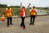 Presiden Joko Widodo (tengah) didampingi Menhub Budi Karya Sumadi (kiri) dan Direktur Utama PT. Angkasa Pura II Muhammad Awaluddin (kanan) meninjau pembangunan landasan pacu atau Runway 3 Bandara Soekarno Hatta, Tangerang, Banten, Kamis (21/6/2018). Dengan dibangunnya landasan pacu baru Bandara Soekarno Hatta, diharapkan dapet meningkatkan frekuensi terbang dari yang tadinya 81 penerbangan tiap jam menjadi 120 penerbangan tiap jam. (ANTARA FOTO/Muhammad Iqbal)