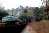 Pekerja menyelesaikan lintasan jalur double track Sukabumi- Bogor di kawasan Cigombong, Kabupaten Bogor, Jawa Barat, Jumat (29/6). Usai Pemilihan Kepala Daerah (Pilkada) serentak, pembebasan lahan dan pembangunan double track kereta api jalur Bogor - Sukabumi yang masuk kategori Proyek Strategis Nasional (PSN) akan dikebut tim terpadu yang terdiri dari PT Kereta Api Indonesia (KAI), Pemprov Jawa Barat, Pemkab Bogor dan Pemkab Sukabumi. ANTARA JABAR/Yulius Satria Wijaya/agr/18.