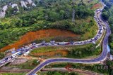 Foto udara antrean kendaraan pemudik memadati Jalur Selatan Lingkar Gentong, di Kabupaten Tasikmalaya, Jawa Barat, Selasa (19/6). H+4 Lebaran diprediksi menjadi puncak arus balik Lebaran di Jalur Selatan Jabar, dengan volume kendaraan pemudik dari Jateng menuju Jakarta mulai meningkat serta mengalami kepadatan dan antrean dari Rajapolah hingga Limbangan, dan sebagian pemudik dialihkan melalui jalur selatan Garut. ANTARA JABAR/Adeng Bustomi/agr/18.