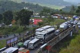 Antrean kendaraan pemudik memadati Jalur Selatan Lingkar Gentong, Kabupaten Tasikmalaya, Jawa Barat, Rabu (13/6). Puncak arus mudik di Jalur Selatan Jabar terjadi saat memasuki H-2 Lebaran dan mengalami peningkatan volume kendaraan pemudik, sehingga diberlakukan sistem satu arah setiap 40 menit sekali. ANTARA JABAR/Adeng Bustomi/agr/18