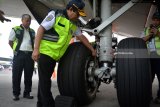 Direktur Jenderal Perhubungan Udara Kementerian Perhubungan Agus Santoso(tengah) melakukan ramp check di Bandara Internasional Juanda, Sidoarjo, Jawa Timur, Rabu (13/6). Ramp check tersebut bertujuan untuk memastikan pesawat-pesawat yang dipakai maskapai penerbangan dalam keadaan laik terbang dan memenuhi standar keselamatan, keamanan dan kenyamanan penerbangan. Antara Jatim/Umarul Faruq/zk/18