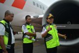 Direktur Jenderal Perhubungan Udara Kementerian Perhubungan Agus Santoso (kanan) melakukan ramp check di Bandara Internasional Juanda, Sidoarjo, Jawa Timur, Rabu (13/6). Ramp check tersebut bertujuan untuk memastikan pesawat-pesawat yang dipakai maskapai penerbangan dalam keadaan laik terbang dan memenuhi standar keselamatan, keamanan dan kenyamanan penerbangan. Antara Jatim/Umarul Faruq/zk/18