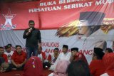 Sekjen DPP PDI Perjuangan Hasto Kristianto memberi pengarahan di hadapan ratusan kader dan relawan PDIP di kediaman Cabup Syahri di Tulungagung, Jawa Timur, Minggu (10/6). Rapat konsolidasi itu digelar untuk memulihkan spirit pemenangan paslon SAHTO (Syahri Mulyo - Maryoto Bhirowo) di internal partai, sehari setelah Cabup Syahri menyerahkan diri ke Komisi Pemberantasan Korupsi (KPK) yang berlanjut ke penahanan terkait dugaan korupsi proyek infrastrutur 2017. Antara Jatim/Destyan Sujarwoko/zk/18