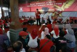 Anggota Komisi III DPR RI dari Fraksi PDIP Arteria Dahlan memberi pengarahan di hadapan ratusan kader dan relawan PDIP di kediaman Cabup Syahri di Tulungagung, Jawa Timur, Minggu (10/6). Rapat konsolidasi itu digelar untuk memulihkan spirit pemenangan paslon SAHTO (Syahri Mulyo - Maryoto Bhirowo) di internal partai, sehari setelah Cabup Syahri menyerahkan diri ke Komisi Pemberantasan Korupsi (KPK) yang berlanjut ke penahanan terkait dugaan korupsi proyek infrastrutur 2017. Antara jatim/Destyan Sujarwoko/zk/18