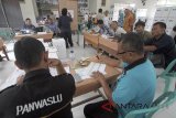 Petugas PPK merekapitulasi hasil penghitungan perolehan suara pemilihan Gubernur dan Wakil Gubernur Jawa Barat serta pemilihan Bupati dan Wakil Bupati dari masing-masing Kelurahan di Kantor Kecamatan Cibinong, Kabupaten Bogor, Jawa Barat, Kamis (28/6). Sebanyak 40 Kecamatan di Kabupaten Bogor secara serentak menggelar pleno terbuka rekapitulasi hasil penghitungan perolehan suara pemilihan Gubernur dan Wakil Gubernur Jawa Barat serta pemilihan Bupati dan Wakil Bupati yang memiliki jumlah daftar pemilih tetap (DPT) sebesar 3.294.825 jiwa. ANTARA JABAR/Yulius Satria Wijaya/agr/18.