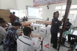 Petugas PPK merekapitulasi hasil penghitungan perolehan suara pemilihan Gubernur dan Wakil Gubernur Jawa Barat serta pemilihan Bupati dan Wakil Bupati dari masing-masing Kelurahan di Kantor Kecamatan Cibinong, Kabupaten Bogor, Jawa Barat, Kamis (28/6). Sebanyak 40 Kecamatan di Kabupaten Bogor secara serentak menggelar pleno terbuka rekapitulasi hasil penghitungan perolehan suara pemilihan Gubernur dan Wakil Gubernur Jawa Barat serta pemilihan Bupati dan Wakil Bupati yang memiliki jumlah daftar pemilih tetap (DPT) sebesar 3.294.825 jiwa. ANTARA JABAR/Yulius Satria Wijaya/agr/18.