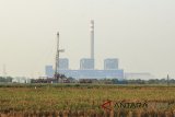 Sebuah Rig beroperasi di sekitar Pembangkit Listrik Tenaga Uap (PLTU) Sumur Adem terlihat dari areal sawah di Sukra, Indramayu, Jawa Barat, Sabtu (9/6). PLN terus mengejar target 35.000 Mega Watt (MW) dengan penambahan dari pembangkit baru yang dibangun di pulau Jawa sebanyak 23.000 MW dan salah satunya dengan perencanaan pembangunan PLTU II Sumur Adem dengan kapasitas 2x1.000 MW. ANTARA JABAR/Dedhez Anggara/agr/18.