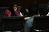 Sidang lanjutan Rita Widyasari
Terdakwa kasus suap pemberian izin lokasi perkebunan di Kutai Kartanegara Rita Widyasari (kiri) menjalani sidang lanjutan di Pengadilan Tipikor, Jakarta, Kamis (31/5/2018). Sidang beragendakan mendengarkan keterangan saksi. (ANTARA FOTO/Rivan Awal Lingga)