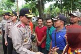 Wakapolda Jatim Brigjen Pol Widodo Eko Prihastopo berbincang dengan petugas kelompok penyelenggara pemungutan suara (KPPS) di TPS 05 di Kecamatan Arjasa, Kabupaten Jember, Selasa (26/6).  Wakapolda Jatim mengecek kesiapan pelaksanaan dan pengamanan Pilkada Jatim di Kabupaten Jember. Antarajatim/ Zumrotun Solichah/zk/18