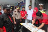 Petugas memeriksa urine pengemudi bus untuk memastikan bebas narkoba melalui pemeriksaan tes urine di Terminal Tawangalun Jember, Jawa Timur, Senin (11/6). Polres Jember bersama Dinas Perhubungan Jatim, dan Dinas Kesehatan menggelar tes urine secara mendadak kepada seluruh pengemudi bus yang beroperasi di Terminal Jember tersebut. Antara Jatim/ Zumrotun Solichah/zk/18