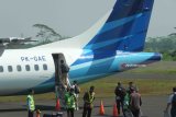 Sejumlah penumpang naik pesawat Garuda Indonesia dengan rute Jember-Surabaya di Bandara Notohadinegoro Jember, Minggu (10/6). Jumlah penumpang Garuda Indonesia pada 