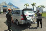 Aparat kepolisian dan anggota TNI memeriksa kendaraan yang datang di Bandara Notohadinegoro Jember, Jawa Timur, Minggu (10/6). Okupansi penumpang Garuda Indonesia dan Wings Air rute Surabaya-Jember pada 