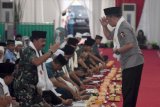 Panglima TNI Marsekal TNI Hadi Tjahjanto (kiri) menerima hormat dari Kapolri Jenderal Polisi Tito Karnavian (kanan) usai memberi sambutan dalam Safari Ramadhan 2018 di Mapolrestabes Surabaya, Jawa Timur, Kamis (31/5/2018). Dalam Safari Ramadhan 2018, Panglima TNI dan Kapolri melakukan penghargaan, cenderamata Warakawuri dan Anak Yatim serta pertemuan dengan tokoh agama. (ANTARA FOTO/M Risyal Hidayat)