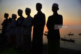 Umat muslim menunaikan Salat Idul Fitri 1439 H di Masjid AL-Mabrur, Kenjeran, Surabaya, Jawa Timur, Jumat (15/6). Antara Jatim/Zabur Karuru/zk/18