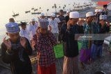 Umat muslim menunaikan Salat Idul Fitri 1439 H di Masjid AL-Mabrur, Kenjeran, Surabaya, Jawa Timur, Jumat (15/6). Antara Jatim/Zabur Karuru/zk/18