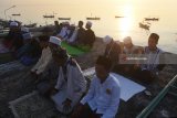 Umat muslim menunaikan Salat Idul Fitri 1439 H di Masjid AL-Mabrur, Kenjeran, Surabaya, Jawa Timur, Jumat (15/6). Antara Jatim/Zabur Karuru/zk/18