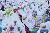 Umat Islam melaksanakan salat Idul Fitri di ruas Jalan Pahlawan, Surabaya, Jawa Timur, Jumat (15/6). Umat Islam di Indonesia merayakan Hari Raya Idul Fitri 1 Syawal 1439 Hijriah pada hari ini, Jumat (15/6). Antara Jatim/Didik Suhartono/zk/18