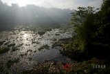 Warga mencari ikan diantara sampah dan eceng gondok di Sungai Citarum Kawasan Batujajar, Kabupaten Bandung Barat, Jawa Barat, Selasa (26/6). Menteri Lingkungan Hidup dan Kehutanan (LHK) Siti Nurbaya mengatakan, masalah utama pencemaran Sungai Citarum berasal dari limbah padat masyarakat yang tidak terkelola dengan baik serta pentingnya pengelolaan sampah secara maksimal sejak dini. ANTARA JABAR/Raisan Al Farisi/agr/18