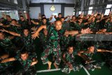 Satgas Rimpac 2018 berlatih tari kecak diatas geladak KRI Makassar 590 di Perairan Laut Banda, Jumat (1/6). Latihan tersebut sebagai persiapan pertunjukan yang akan ditampilkan parajurit TNI-AL pada saat gelar karya seluruh Angkatan Laut peserta Rim Of The Pacific (RIMPAC) 2018 di Hawaii, Amerika Serikat. Antara Jatim/Budi Candra Setya/zk/18.