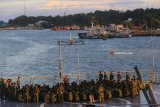 Prajurit Satgas Rimpac 2018 berkumpul di Geladak Helly KRI Makassar 590 saat bertolak meninggalkan Dermaga Armada III Sorong, Papua Barat, Rabu (6/6). Satgas Rimpac 2018 kembali melanjutkan perjalanan menuju Jayapura, setelah singgah selama dua hari untuk mengisi bahan bakar dan keperluan logistik lainya. Antara Jatim/Budi Candra Setya/zk/18.