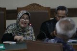 Mantan Menteri Kesehatan yang merupakan terpidana kasus suap alat kesehatan tahun 2005 Siti Fadilah Supari (kiri) didampingi penasehat hukumnya saat menjalani sidang Peninjauan Kembali (PK) kasus pengadaan alat kesehatan di Pengadilan Tipikor, Jakarta, Jumat (29/6/2018). Dalam sidang tersebut Tim penasehat hukum terdakwa menghadirkan saksi ahli hukum pidana Universitas Krisnadwipayana Made Darma Weda. (ANTARA / Reno Esnir)