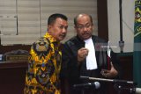 Terdakwa Bupati Jombang nonaktif Nyono Suherly Wihandoko (kiri) saat menjalani sidang perdana kasus suap perizinan dan pengurusan penempatan jabatan di Pemkab Jombang di Pengadilan Tindak Pidana Korupsi (Tipikor) Juanda, Sidoarjo, Jawa Timur, Selasa (26/6). Terdakwa Nyono Suharli Wihandoko tertangkap penyidik Komisi Pemberantasan Korupsi (KPK) dalam kasus suap Dinas Kesehatan Kabupaten Jombang terkait kasus perizinan dan pengurusan penempatan jabatan di Pemkab Jombang sebesar Rp 25 juta dan 9.500 dollar AS. Antara Jatim/Umarul Faruq/zk/18