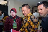 Terdakwa Bupati Jombang nonaktif Nyono Suherly Wihandoko (tengah) seusai menjalani sidang perdana kasus suap perizinan dan pengurusan penempatan jabatan di Pemkab Jombang di Pengadilan Tindak Pidana Korupsi (Tipikor) Juanda, Sidoarjo, Jawa Timur, Selasa (26/6). Terdakwa Nyono Suharli Wihandoko tertangkap penyidik Komisi Pemberantasan Korupsi (KPK) dalam kasus suap Dinas Kesehatan Kabupaten Jombang terkait kasus perizinan dan pengurusan penempatan jabatan di Pemkab Jombang sebesar Rp 25 juta dan 9.500 dollar AS. Antara Jatim/Umarul Faruq/zk/18