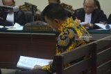 Terdakwa Bupati Jombang nonaktif Nyono Suherly Wihandoko saat menjalani sidang perdana kasus suap perizinan dan pengurusan penempatan jabatan di Pemkab Jombang di Pengadilan Tindak Pidana Korupsi (Tipikor) Juanda, Sidoarjo, Jawa Timur, Selasa (26/6). Terdakwa Nyono Suharli Wihandoko tertangkap penyidik Komisi Pemberantasan Korupsi (KPK) dalam kasus suap Dinas Kesehatan Kabupaten Jombang terkait kasus perizinan dan pengurusan penempatan jabatan di Pemkab Jombang sebesar Rp 25 juta dan 9.500 dollar AS. Antara Jatim/Umarul Faruq/zk/18