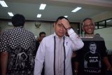 Terdakwa Wali Kota Malang nonaktif Mochamad Anton (tengah) meningggalkan ruang seusai menjalani sidang perdana kasus suap anggota DPRD Kota Malang di Pengadilan Tindak Pidana Korupsi (Tipikor) Juanda, Sidoarjo, Jawa Timur, Jumat (8/6). Wali Kota Malang Non-Aktif Mochamad Anton terlibat dalam perkara pemberi suap kepada sejumlah anggota DPRD Kota Malang terkait pembahasan APBD-P Pemerintah Kota Malang tahun anggaran 2015. Antara Jatim/Umarul Faruq/zk/18