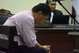 Terdakwa mantan Ketua DPRD Kota Malang, M Arief Wicaksono saat menjalani sidang Putusan kasus suap terkait pengganggaran kembali proyek pembangunan Jembatan Kedungkandang dalam APBD Pemkot Malang Tahun Anggaran 2015 pada tahun 2016 di Pengadilan Tindak Pidana Korupsi (Tipikor) Juanda, Sidoarjo, Jawa Timur, Selasa (26/6). Majelis hakim menjatuhkan vonis pidana penjara M Arief Wicaksono selama lima tahun dan denda Rp200 Juta subsider 2 bulan serta pencabutan hak politik selama dua tahun. Antara jatim/Umarul Faruq/zk/18