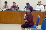 Mantan Kabid Penanaman Modal dan Perizinan Terpadu Satu Pintu Bali, Ni Yoman Indrawani menjadi saksi tergugat saat sidang agenda pemeriksaan saksi gugatan PLTU Batubara Celukanbawang di PTUN Denpasar, Kamis (21/6/2018). Dalam persidangan tersebut saksi menjelaskan proses pengajuan izin PLTU Batubara Celukanbawang tahap kedua yang lebih cepat dari standar operasional prosedur pengeluaran izin biasanya. (ANTARA FOTO/Wira Suryantala)