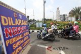 Sejumlah pengendara melintas di samping spanduk jalur Puncak, Gadog, Bogor, Jawa Barat, Rabu (13/6). Satuan Lalu Lintas Polres Bogor, Jawa Barat memasang sejumlah spanduk, dan baliho (banner) dengan kata-kata unik untuk menarik perhatian pengendara yang melintas di kawasan Puncak untuk meminimalisir angka korban kecelakaan saat arus mudik dan balik Lebaran 2018. ANTARA JABAR/Yulius Satria Wijaya/agr/18.
